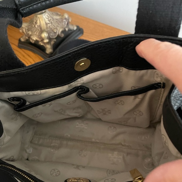 Used.excellent cond.Tory Burch black purse
Height: 7 1/2” length: 10” 18.5 - Picture 4 of 8